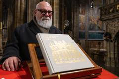 Fotograf Jan William Drnek při požehnání knihy Katedrála svatého Víta – Kamenná koruna království, katedrála sv. Víta v Praze, 13. listopadu 2025.