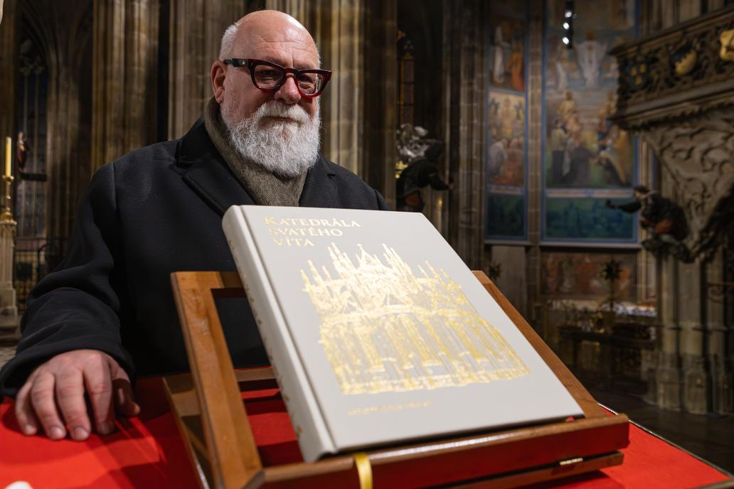 Fotograf Jan William Drnek při požehnání knihy Katedrála svatého Víta – Kamenná koruna království, katedrála sv. Víta v Praze, 13. listopadu 2025.