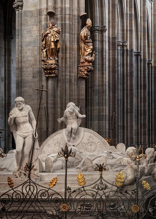 Ukázka z knihy Katedrála svatého Víta - Kamenná koruna království. Autor fotografií Jan William Drnek, nakladatelství NOBART, Praha 2025.