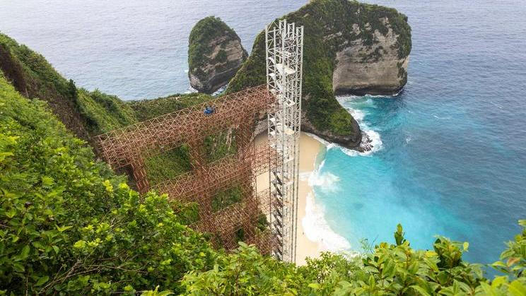 Konec výtahu na Kelingking Beach. Bali říká stop projektům ničícím přírodu
