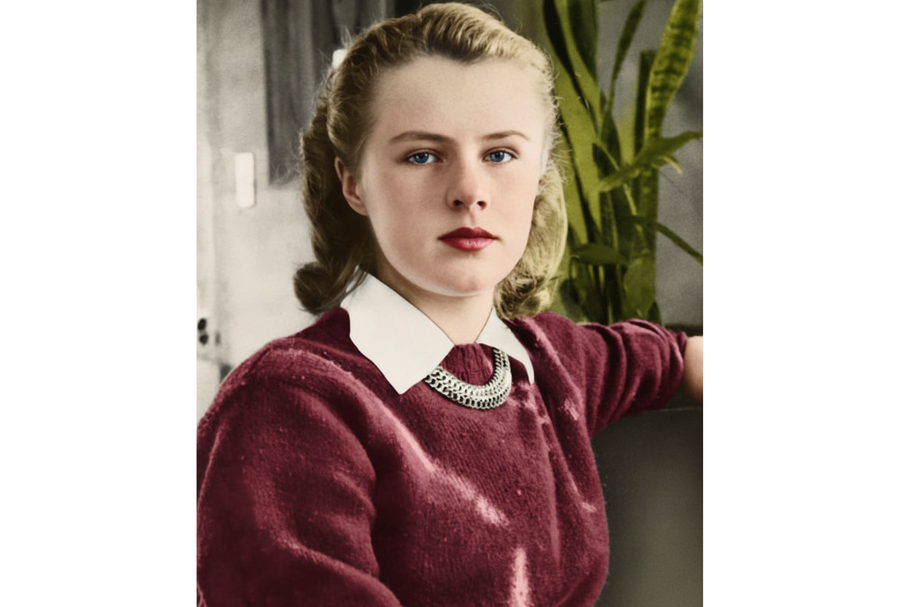 Portrét osmnáctileté Pauly Jean Welden, dcery známého průmyslového inženýra Williama Archibalda Weldena, pořízený v roce 1946. Kolorováno.