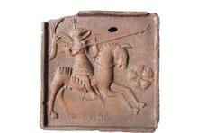 Analogický kachel, k němuž experti přihlíželi při rekonstrukci.