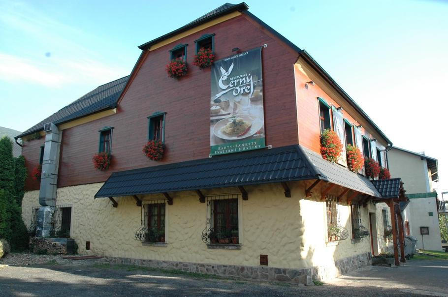 Restaurace Černý Orel v Oseku na Teplicku, místo první vraždy Romana Postla z března 1998, snímek je z roku 2008.