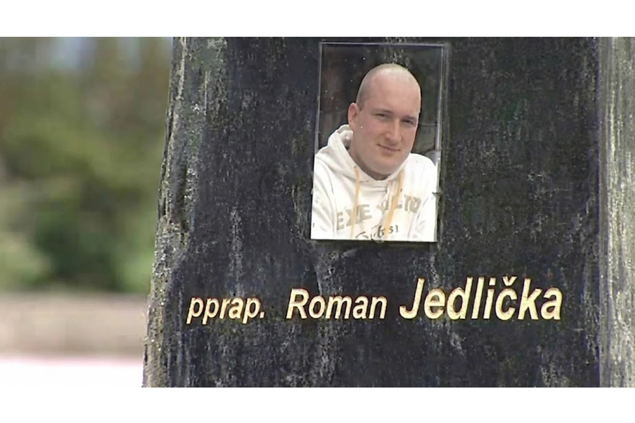 Detail pomníku podpraporčíka Romana Jedličky, který v Chomutově připomíná policistu zastřeleného vrahem Romanem Postlem v září 2008.