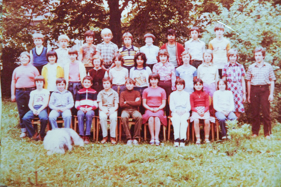 Společná fotografie 7. třídy základní školy v Proboštově, ve třetí židli zleva v první sedící řadě je pozdější vrah Roman Postl.