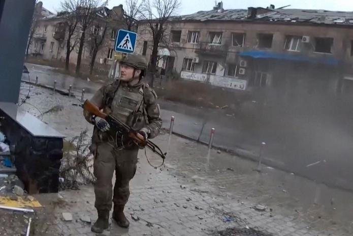 Rusové zveřejnili video, jak se jejich vojáci procházejí ukrajinským městem Pokrovsk