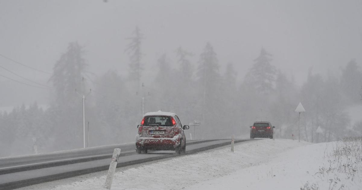 V Beskydech intenzivně sněží, řidiči i turisté by v horách měli být opatrní
