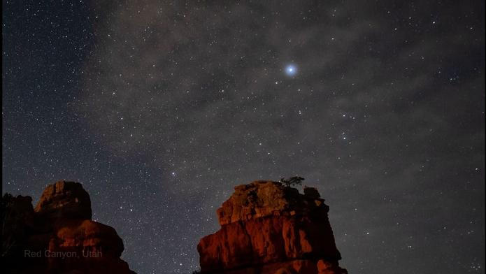 NASA letos v dubnu ukázala, co sondy na Marsu skutečně vidí