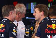 Christian Horner, Helmut Marko a Max Verstappen v boxech týmu F1 Red Bull