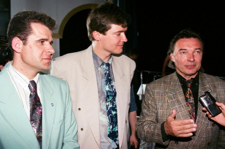 František Mrázek (vlevo), Miroslav Provod a Karel Gott na tiskové konferenci k založení Nadace Karla Gotta Interpo, Praha, 10. června 1993.