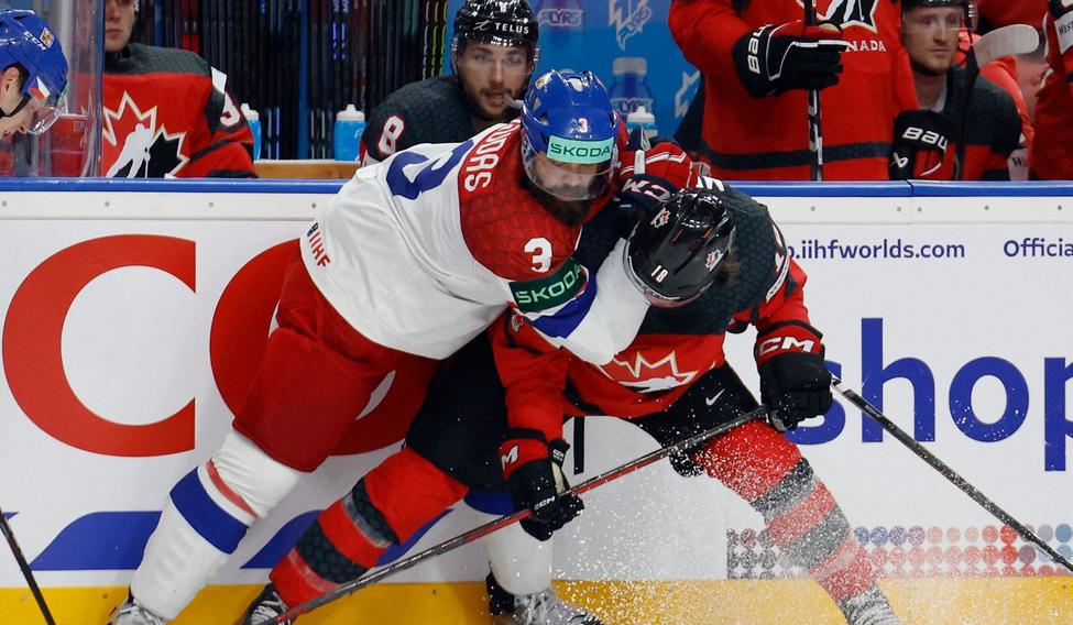 Radko Gudas a Dawson Mercer v zápase MS 2024 Česko - Kanada