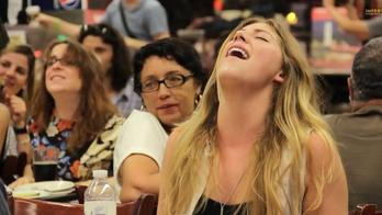 Hromadný orgasmus v jídelně