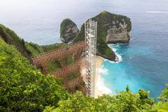 Konec výtahu na Kelingking Beach. Bali říká stop projektům ničícím přírodu