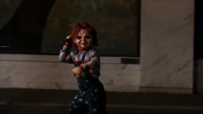 Skrytá kamera - panenka Chucky děsí na autobusové zastávce