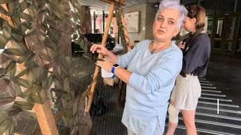 Jak se pletou maskovací sítě na frontu. Reportéři Aktuálně si to vyzkoušeli v Kyjevě