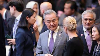 „Kvůli ruské agresi musíme o to víc dodržovat mezinárodní právo,“ řekla Kallasová Wang Yimu