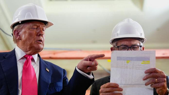 „To jsem od nikoho neslyšel.“ Šéf centrální banky se před kamerami vzepřel Trumpovi