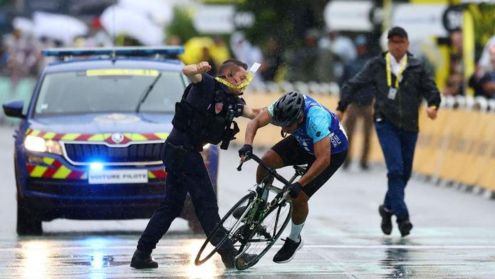 Cyklista vjel těsně před sprintující jezdce Tour de France. Čekal ho úder, kterému tleská svět