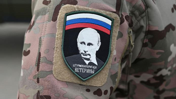 Velitel ukrajinských dronařů zveřejnil video, na kterém ruské drony číhají až 40 km za frontou