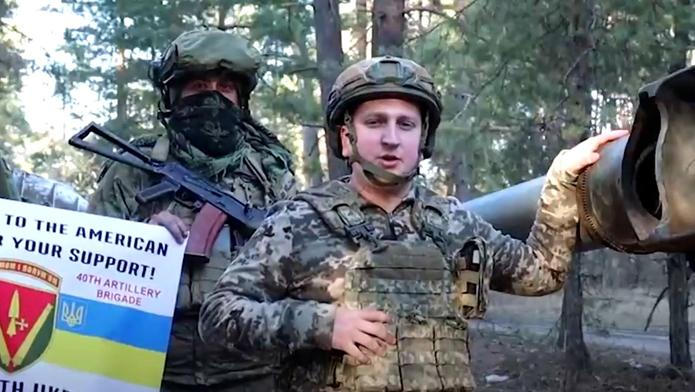 "Vaše pomoc přibližuje mír." Ukrajinští frontoví vojáci děkují Američanům za vojenskou pomoc