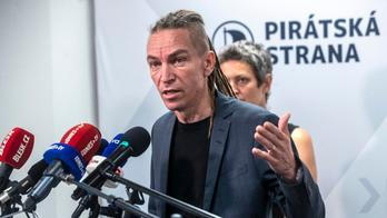Záznam: Sledujte brífink Pirátů, na kterém defacto odešli z vlády