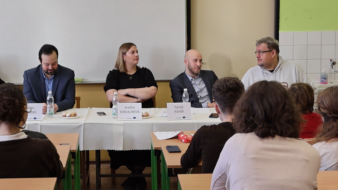 Unie otvírá mladým lidem cestu do světa. Mohou studovat i prosekávat japonskou džungli