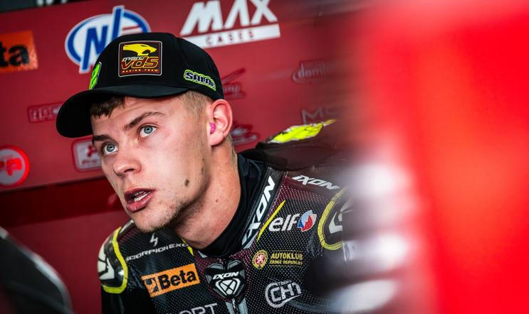 Filip Salač na motocyklu Moto2 v barvách ELF Marc VDS Racing Teamu během VC České republiky 2025