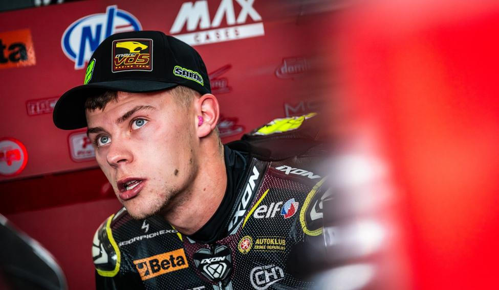 Filip Salač na motocyklu Moto2 v barvách ELF Marc VDS Racing Teamu během VC České republiky 2025