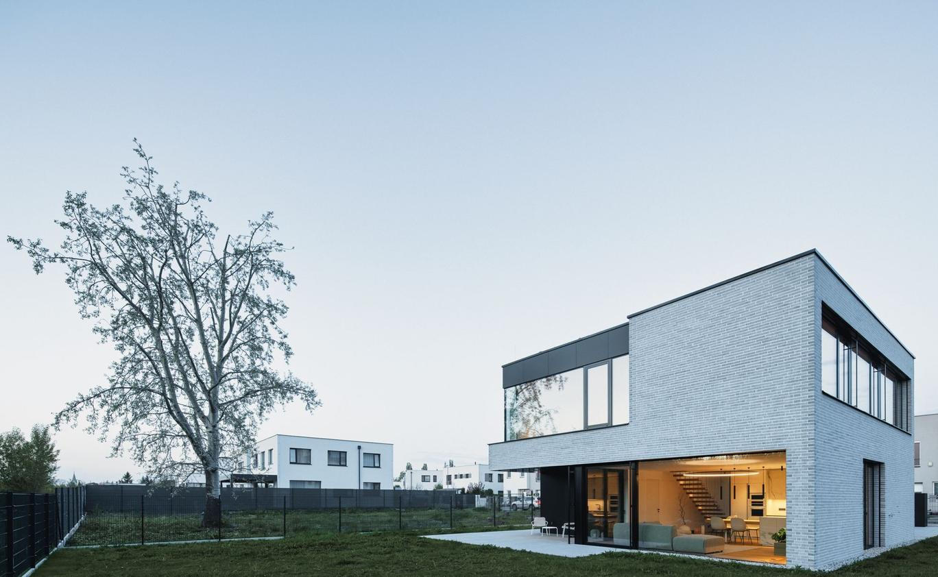 Původní majitelé se do domu však nakonec nikdy nenastěhovali.