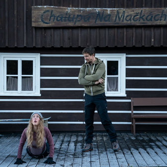 Igor Orozovič a Aneta Krejčíková ve filmu Na horách.