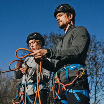 Igor Orozovič jako horal Matěj a Aneta Krejčíková v roli Lucie ve filmu Na horách.