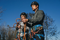 Igor Orozovič jako horal Matěj a Aneta Krejčíková v roli Lucie ve filmu Na horách.