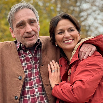 Ondřej Pavelka a Adéla Gondíková ve filmu Na horách.