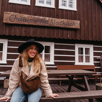 Aneta Krejčíková ve filmu Na horách.