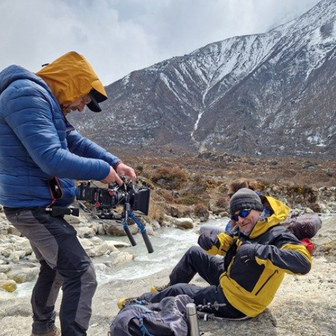 Kameraman Jan Šuster a herec Saša Rašilov v Himálaji při natáčení filmu Na horách.