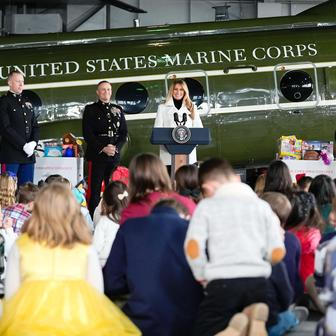 USA, Marine Corps, Melania Trump, charita, Santa Claus