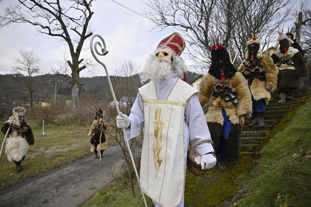 ČR; zábava; folklor; Vánoce; Lidečko. Mikuláš, čert,