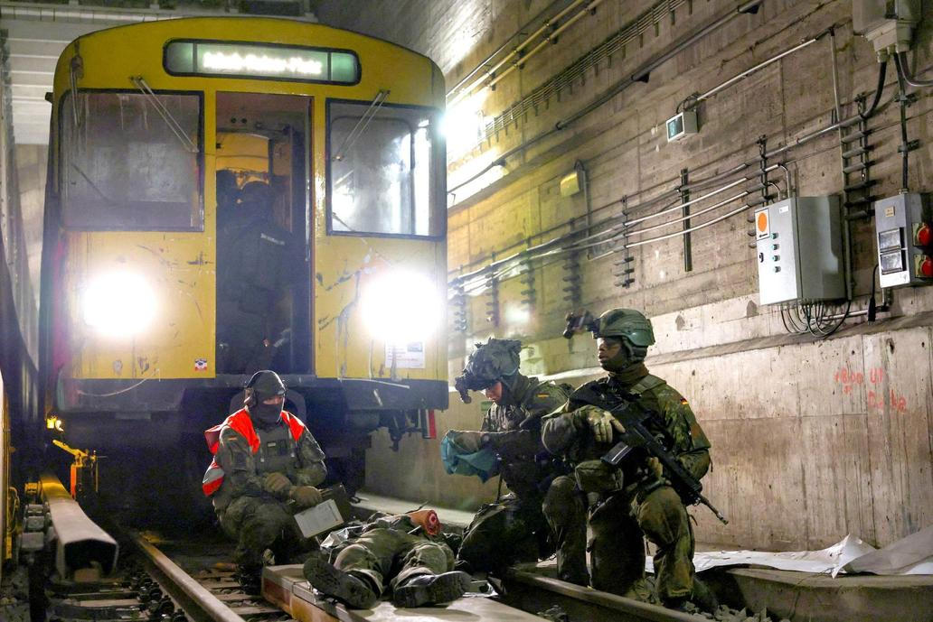 Německo, Berlín, metro vojenské cvičení, Rusko, Bundeswehr