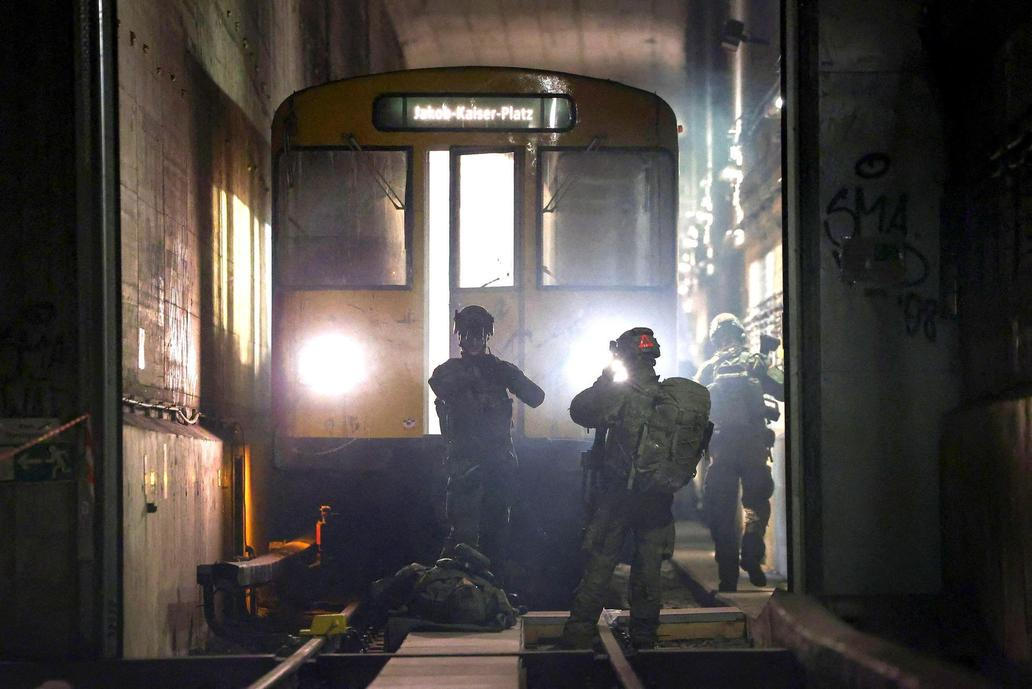 Německo, Berlín, metro vojenské cvičení, Rusko, Bundeswehr