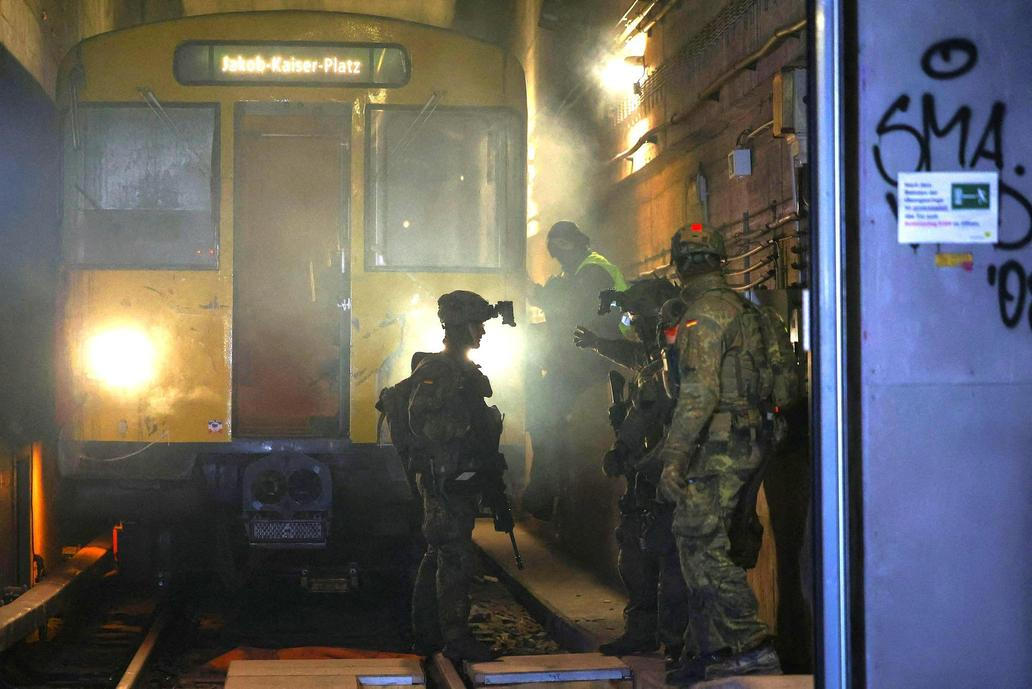 Německo, Berlín, metro vojenské cvičení, Rusko, Bundeswehr