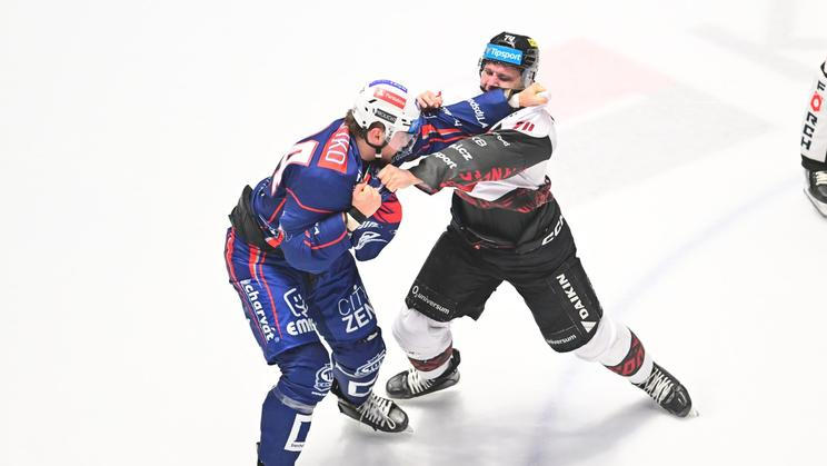 Rvačka mezi Jakubem Laukem (vlevo) a Adamem Raškou