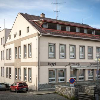 Hotel a restaurace Jirmásek na Dolním náměstí v Humpolci.