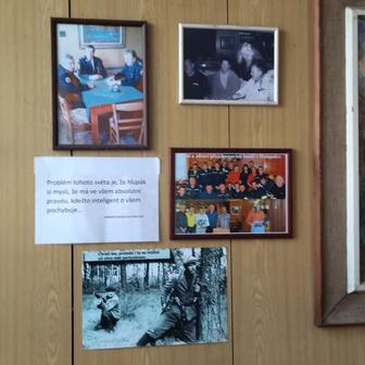 Na zdi si můžete prohlédnout fotky, nechybí ani ta s "Magorem".