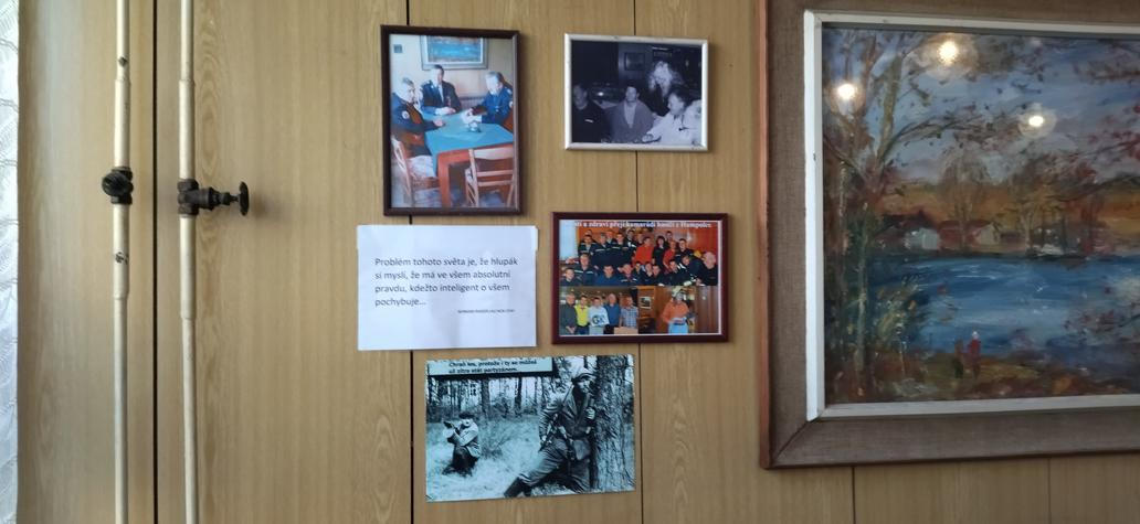 Na zdi si můžete prohlédnout fotky, nechybí ani ta s "Magorem".