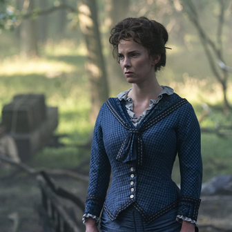 Betty Gilpinová v minisérii Rána bleskem