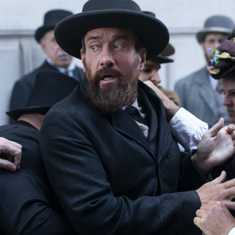 Matthew Macfadyen v roli Guiteaua, který v minisérii Rána bleskem zastřelí 20. amerického prezidenta James A. Garfielda.