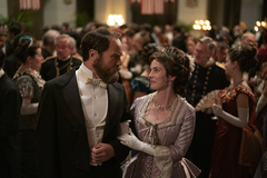 Michael Shannon jako 20. prezident Spojených států a Betty Gilpinová v minisérii Rána bleskem.