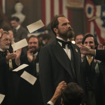 Michael Shannon v roli 20. amerického prezidenta Jamese A. Garfielda, kterého v roce 1881 zastřelil neúspěšný právník Charles J. Guiteau.