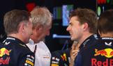 Christian Horner, Helmut Marko a Max Verstappen v boxech týmu F1 Red Bull