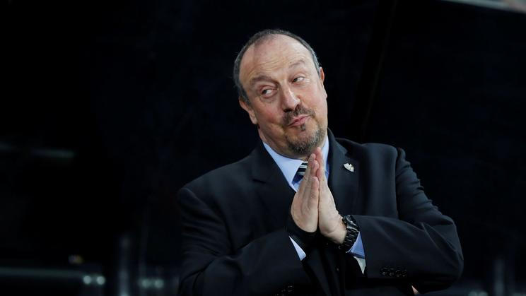 Rafael Benítez "sleduje" zápas zády ke hřišti